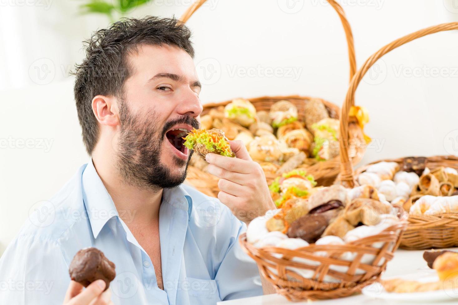 jóvenes comiendo pasteles foto