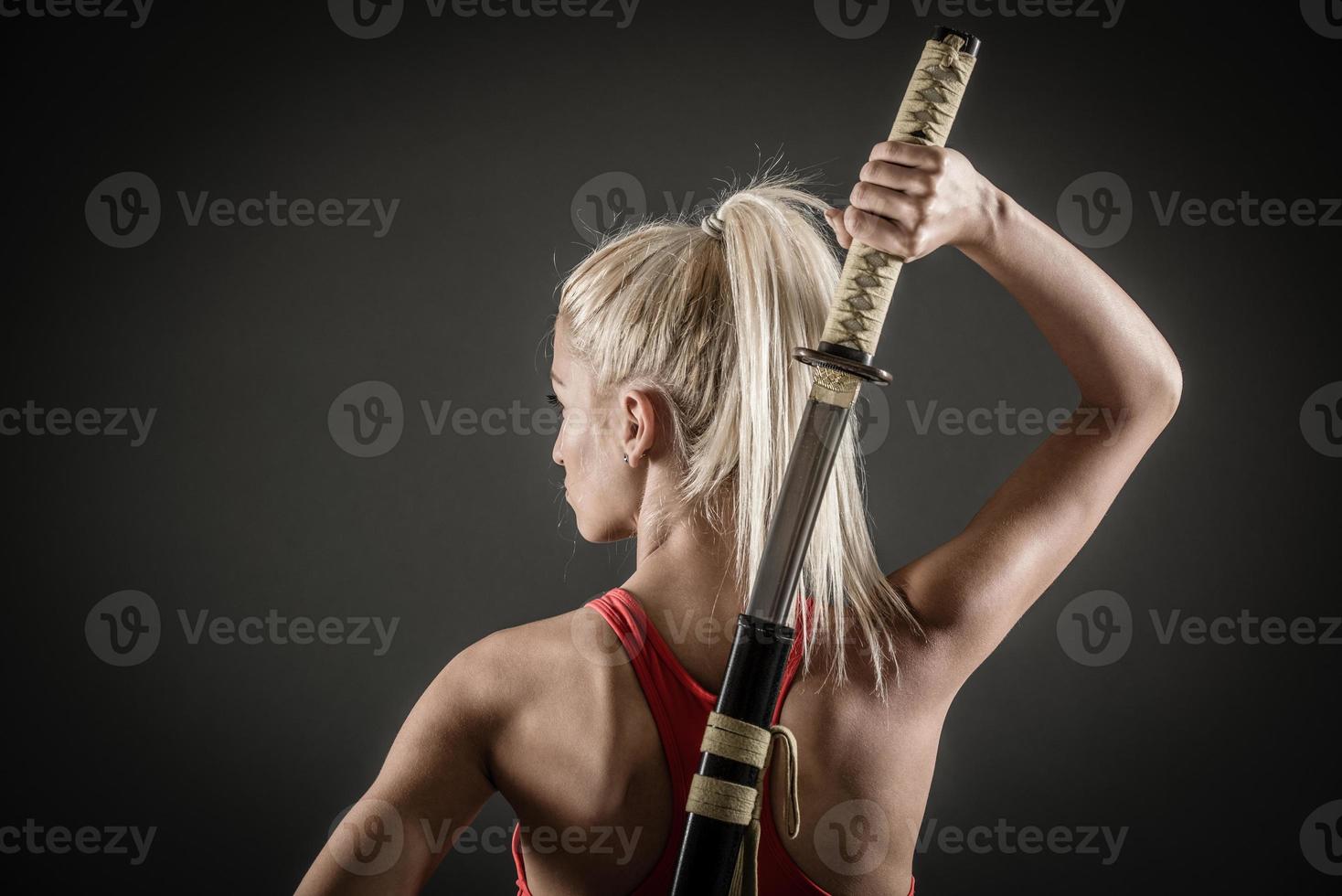 vista trasera de mujer con espada foto