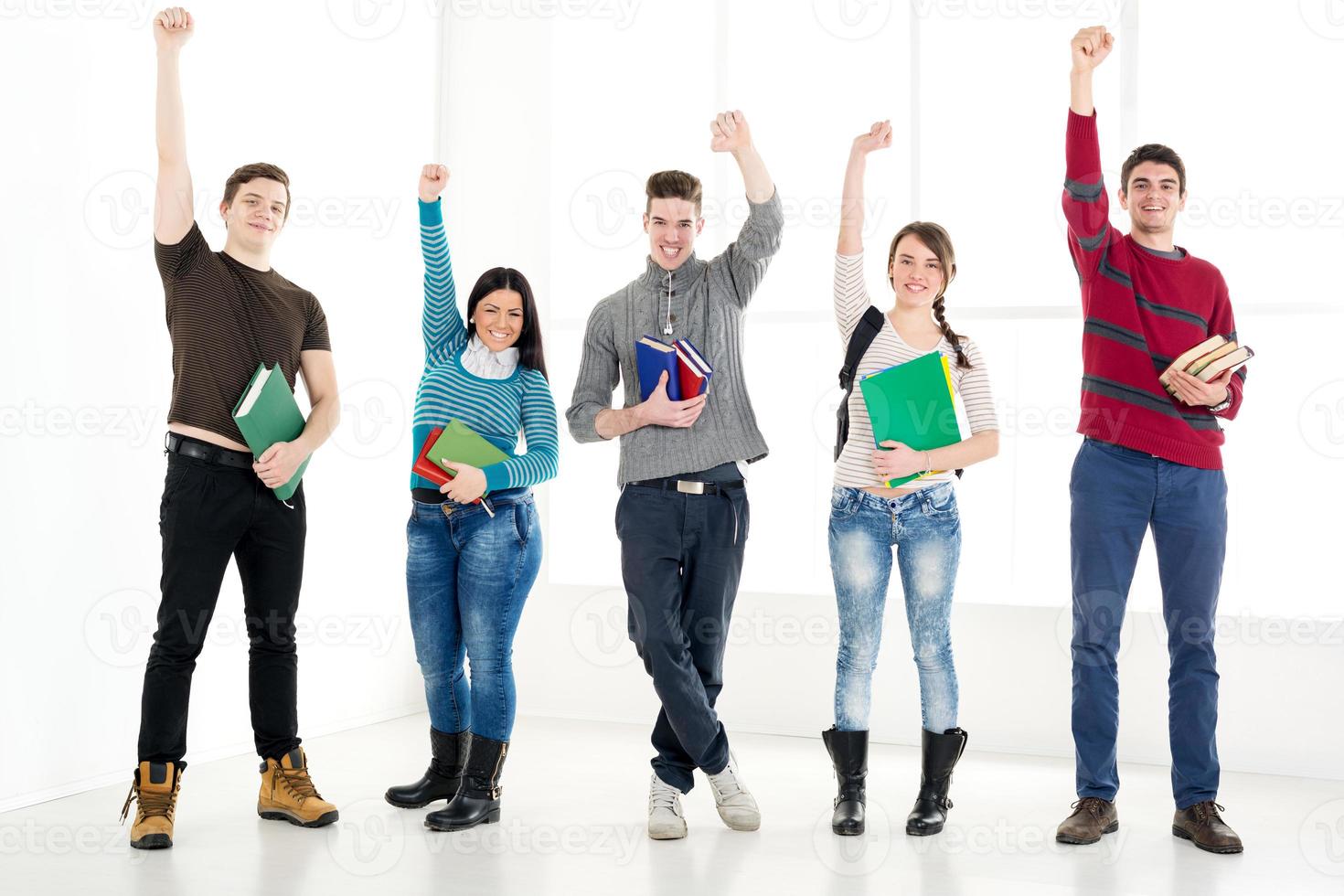 grupo de estudiantes exitosos con libros foto