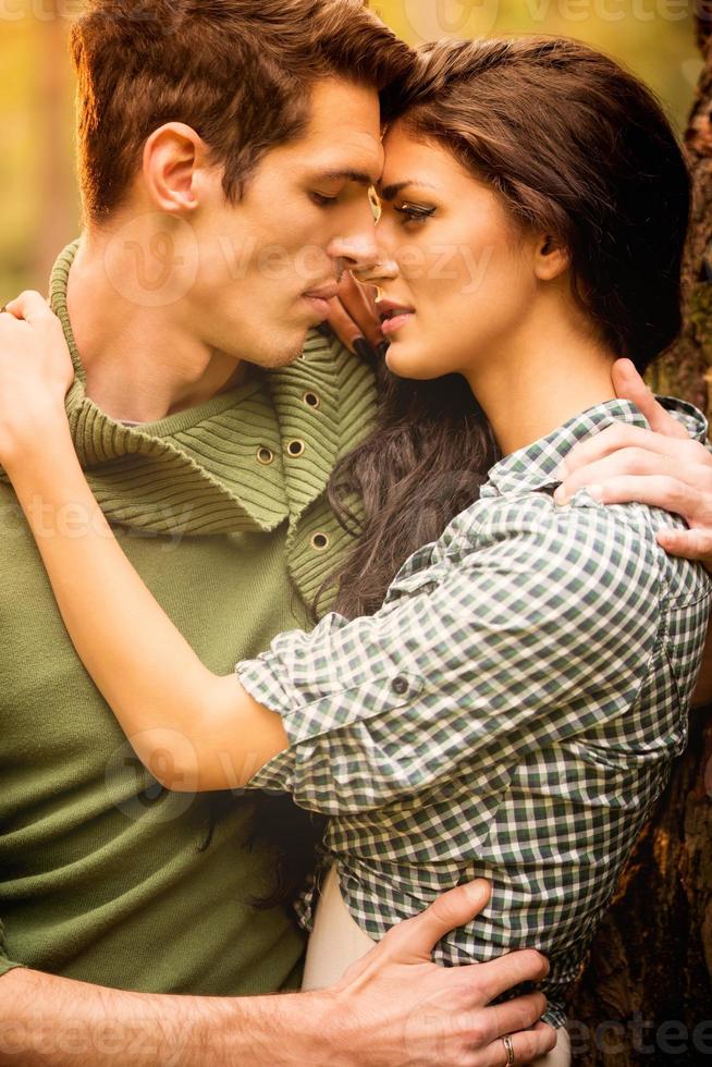 beso en el parque foto