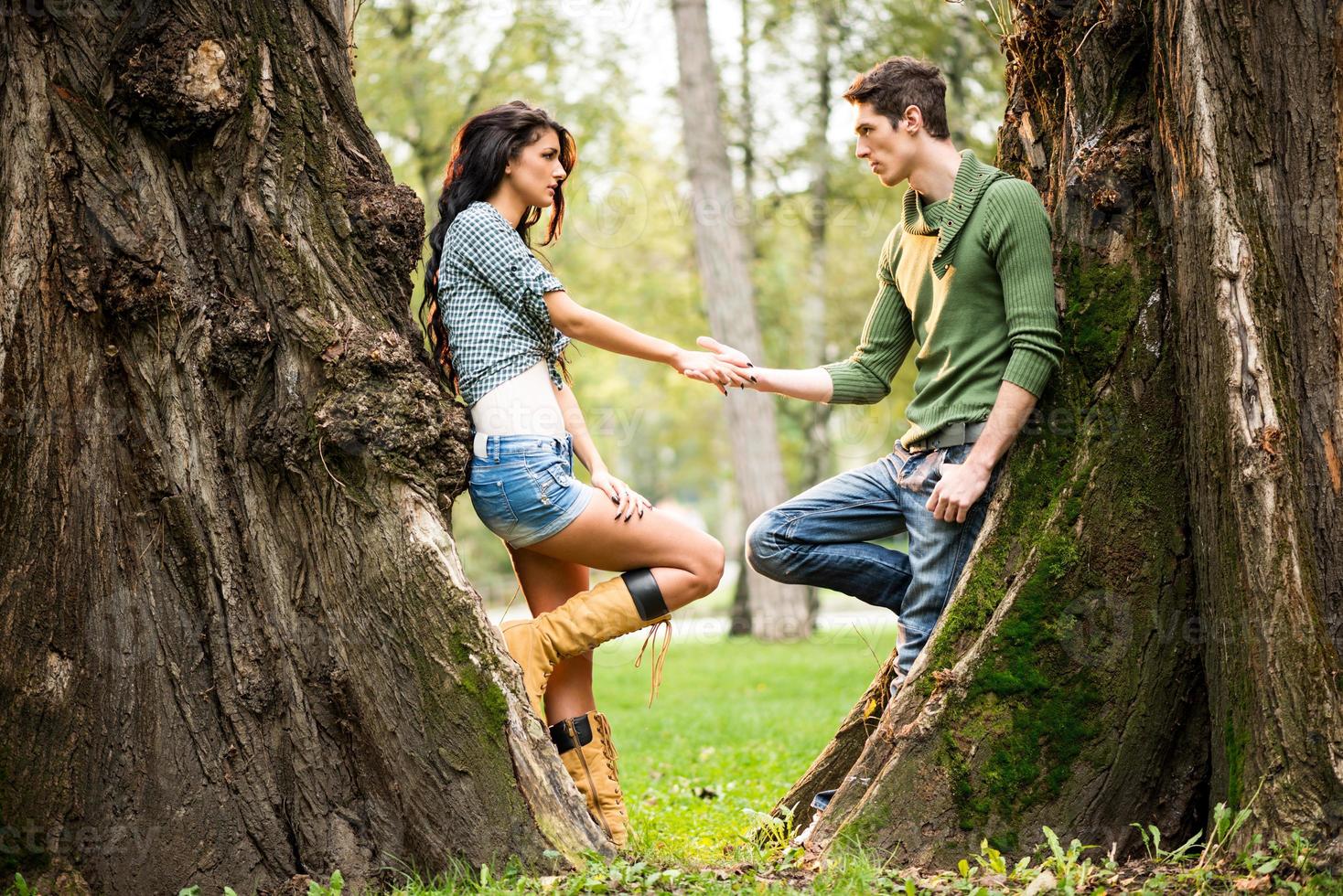 romance al lado de un tronco de árbol foto