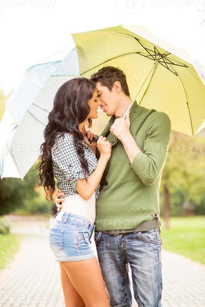 beso bajo el paraguas foto
