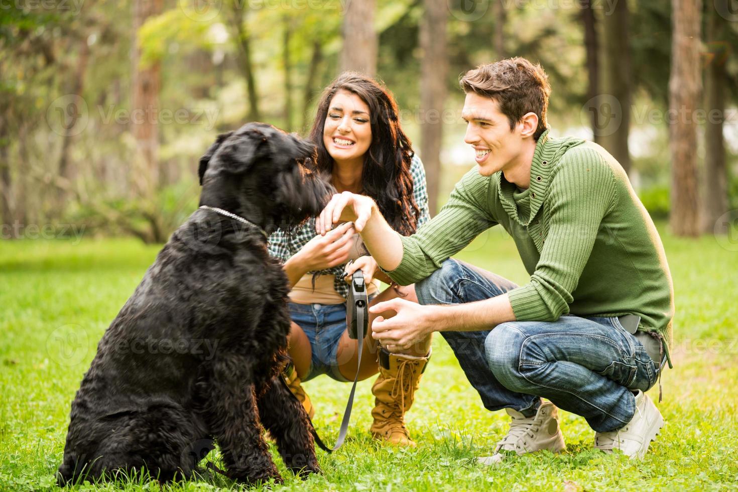 pareja joven con perro foto