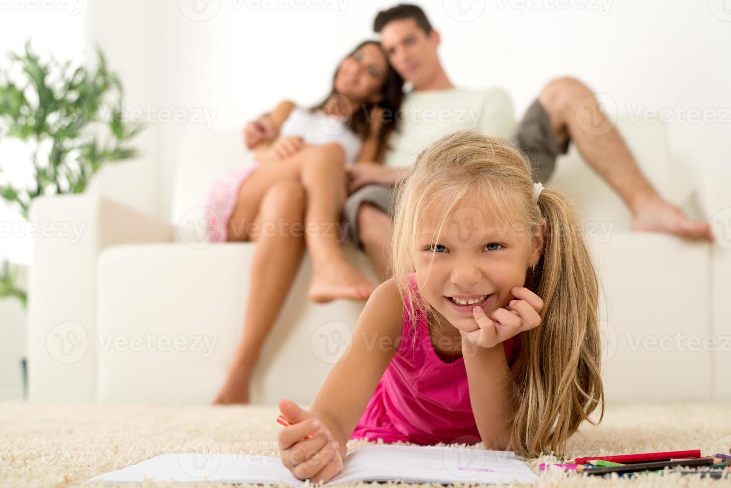 familia feliz en casa foto