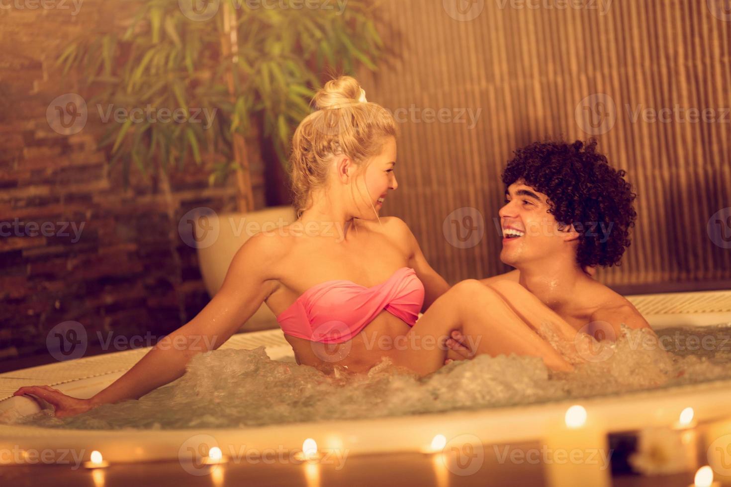 pareja en el balneario foto