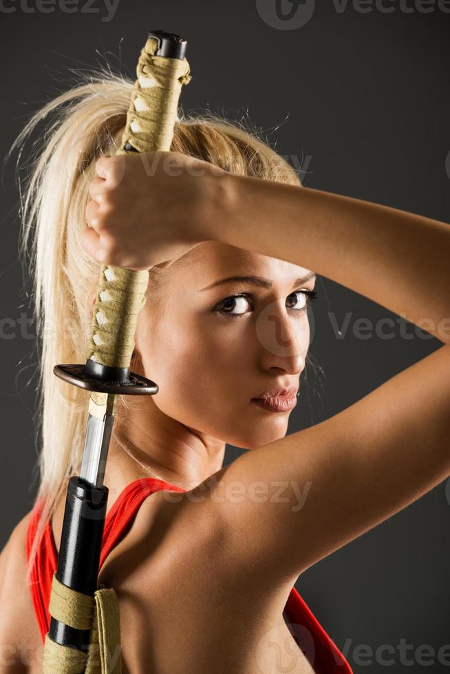 hermosa mujer con katana foto