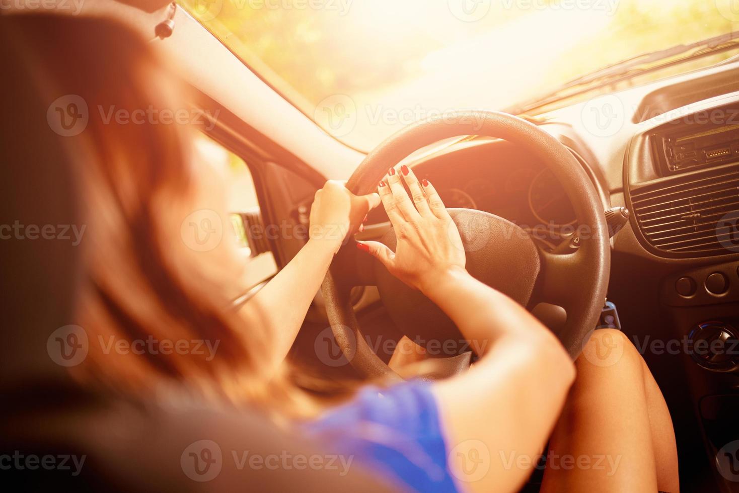 mujer conductora presionando una bocina foto