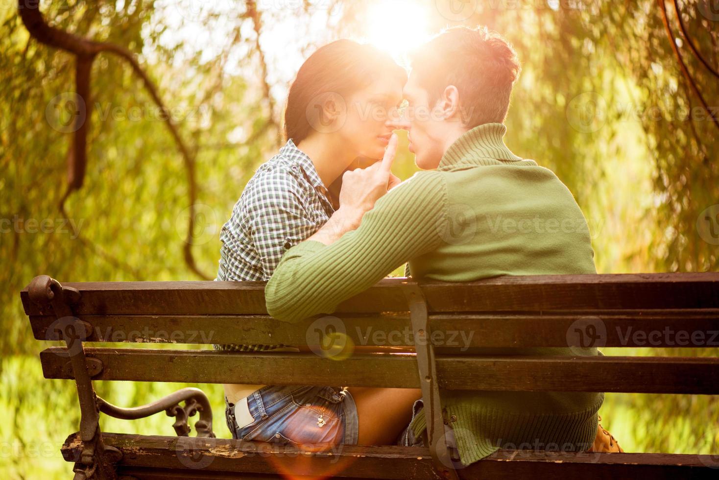 besos en un banco del parque foto