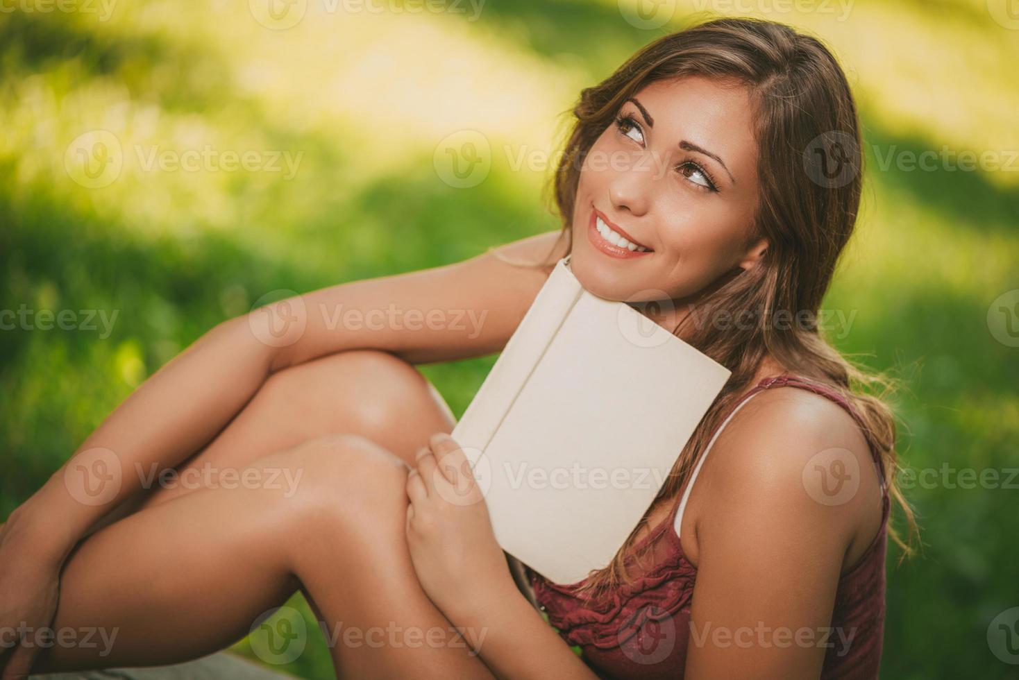mujer joven con libro foto