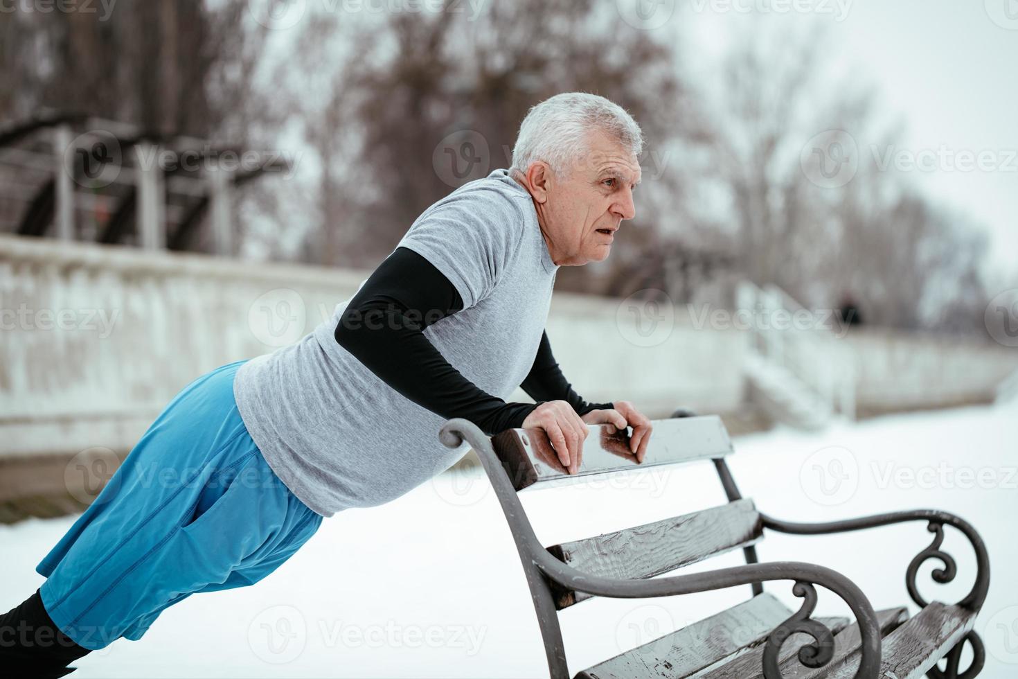 flexiones de invierno senior foto