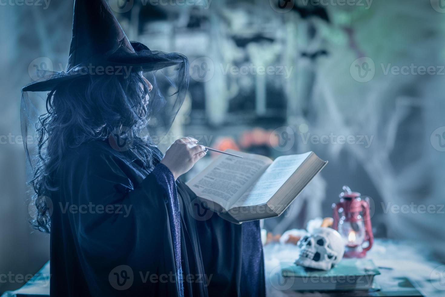 bruja con libro de magia foto