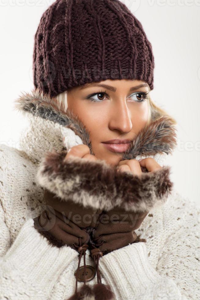 hermosa chica en ropa de invierno foto