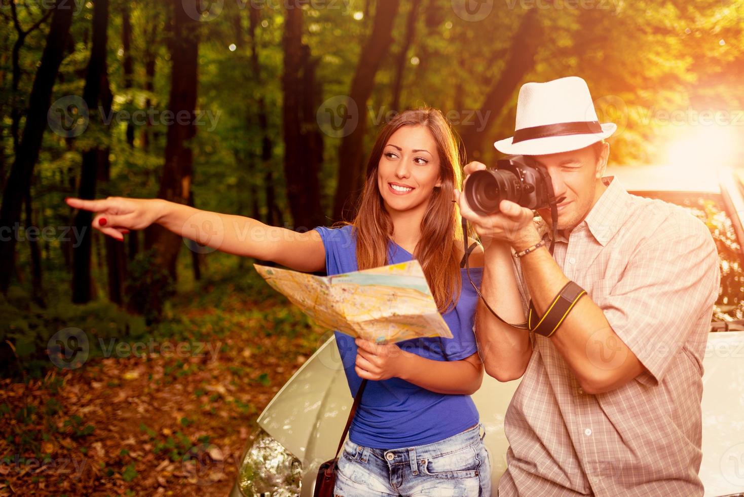 pareja feliz de viaje foto