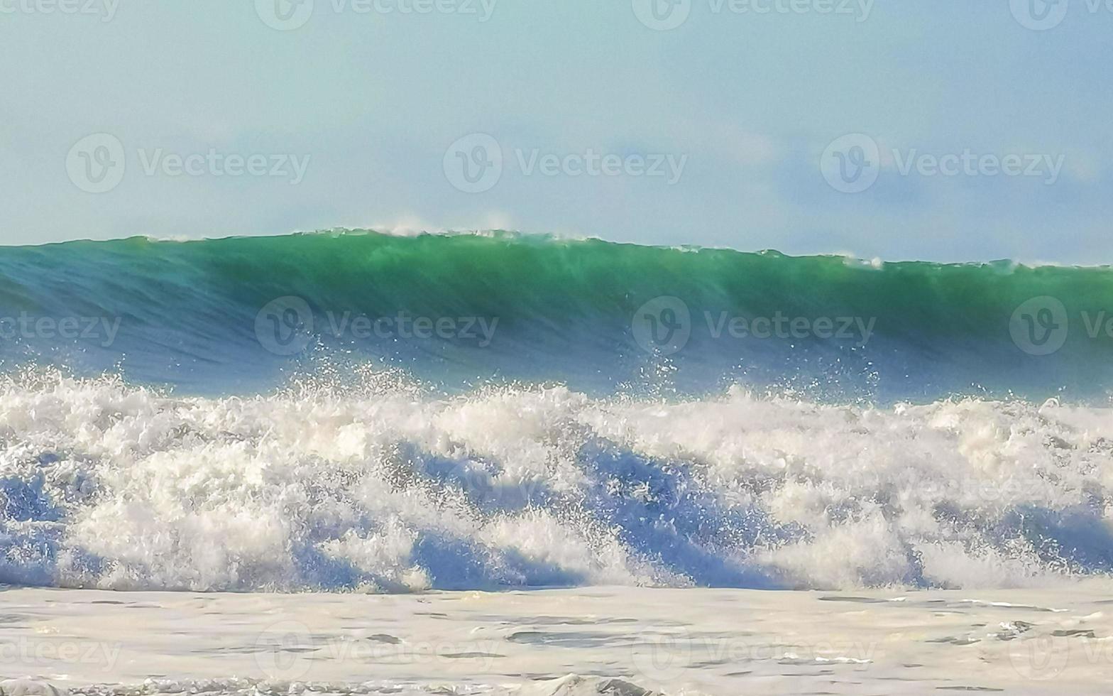 enormes olas de surfistas en la playa puerto escondido méxico. foto