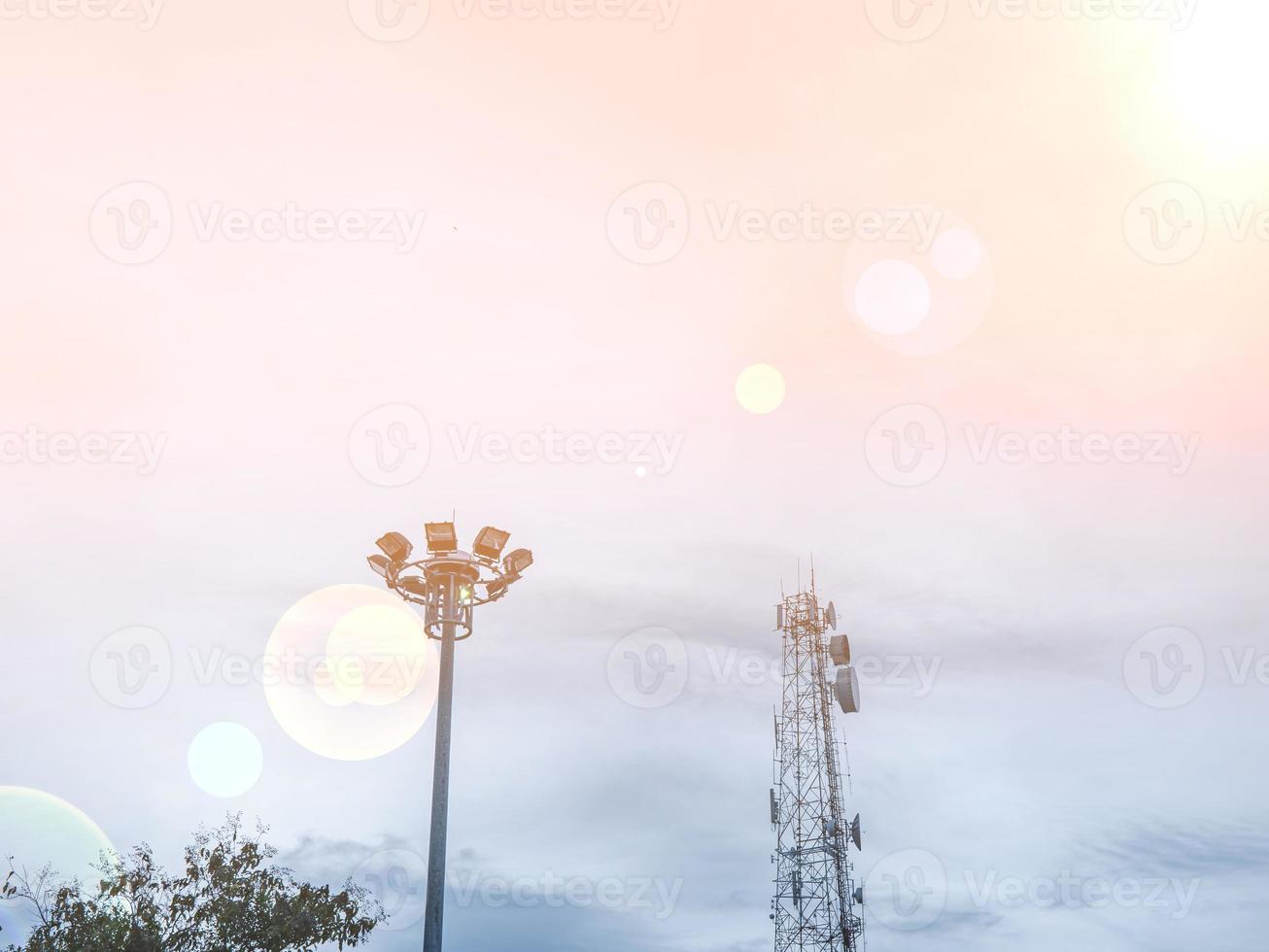 la torre de señales y el foco se tomaron en la misma toma en el cielo con la luz del sol y se está creando una luz clara. foto