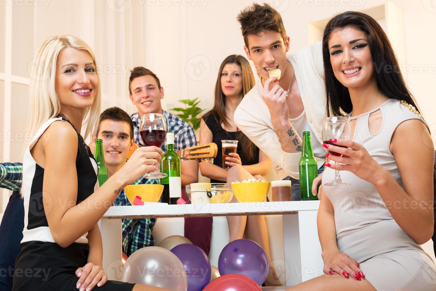 amigos en la fiesta de la casa foto