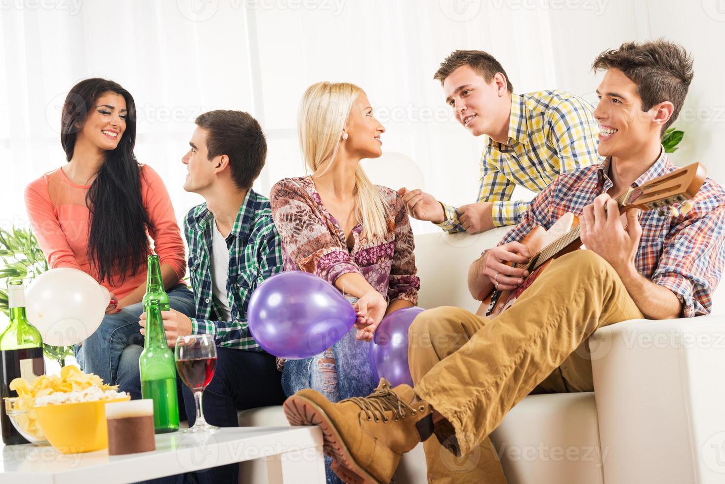 fiesta de amigos en casa foto