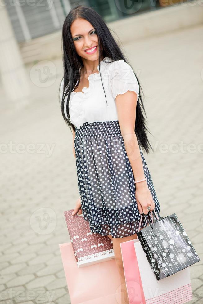 niña feliz con bolsas de compras foto