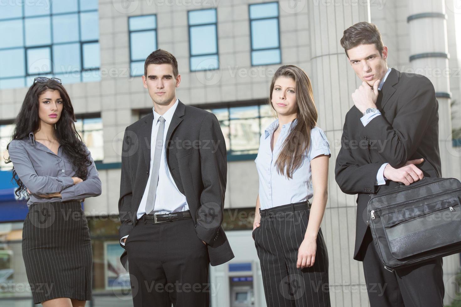 jóvenes empresarios serios foto