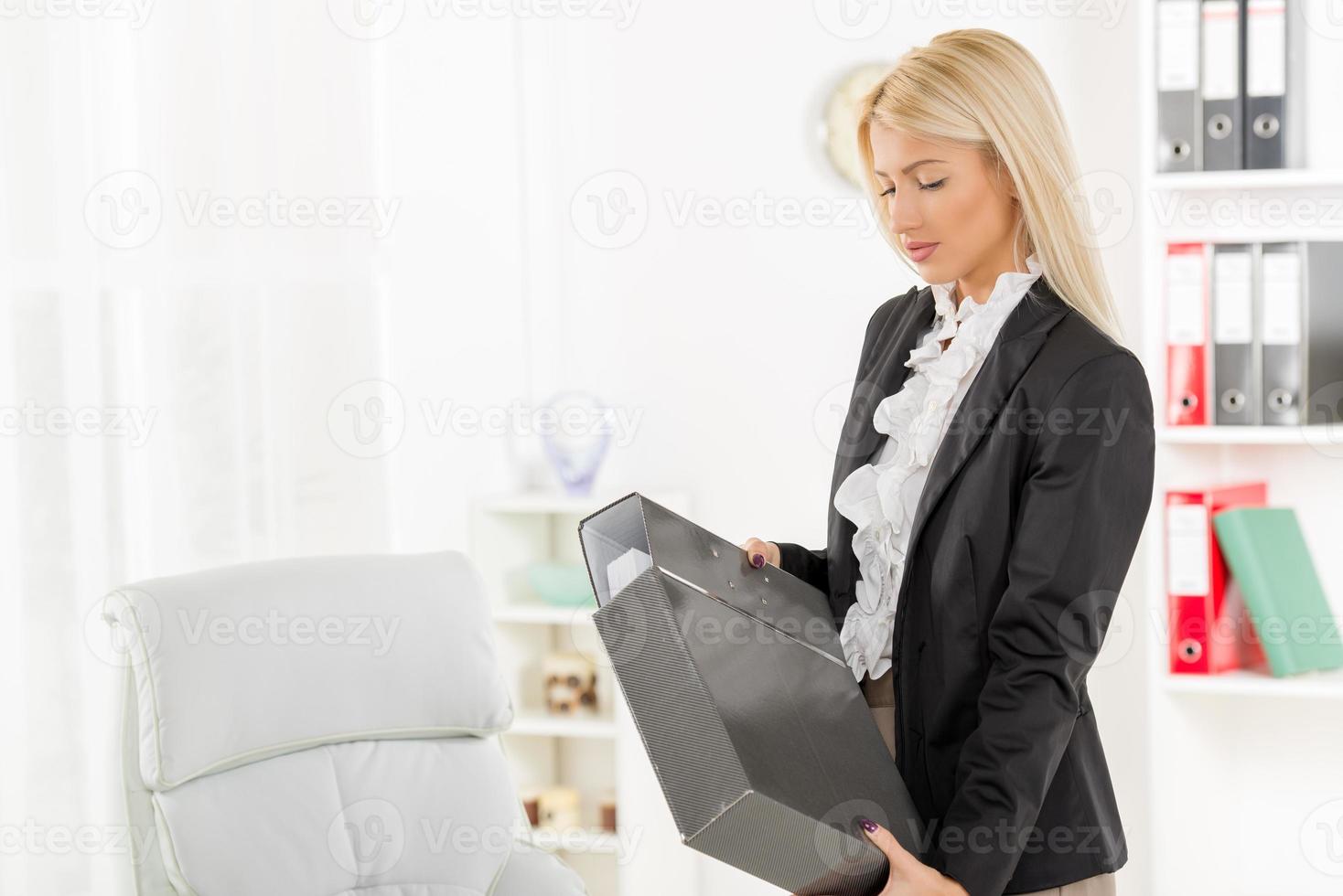 mujer de negocios con carpeta foto
