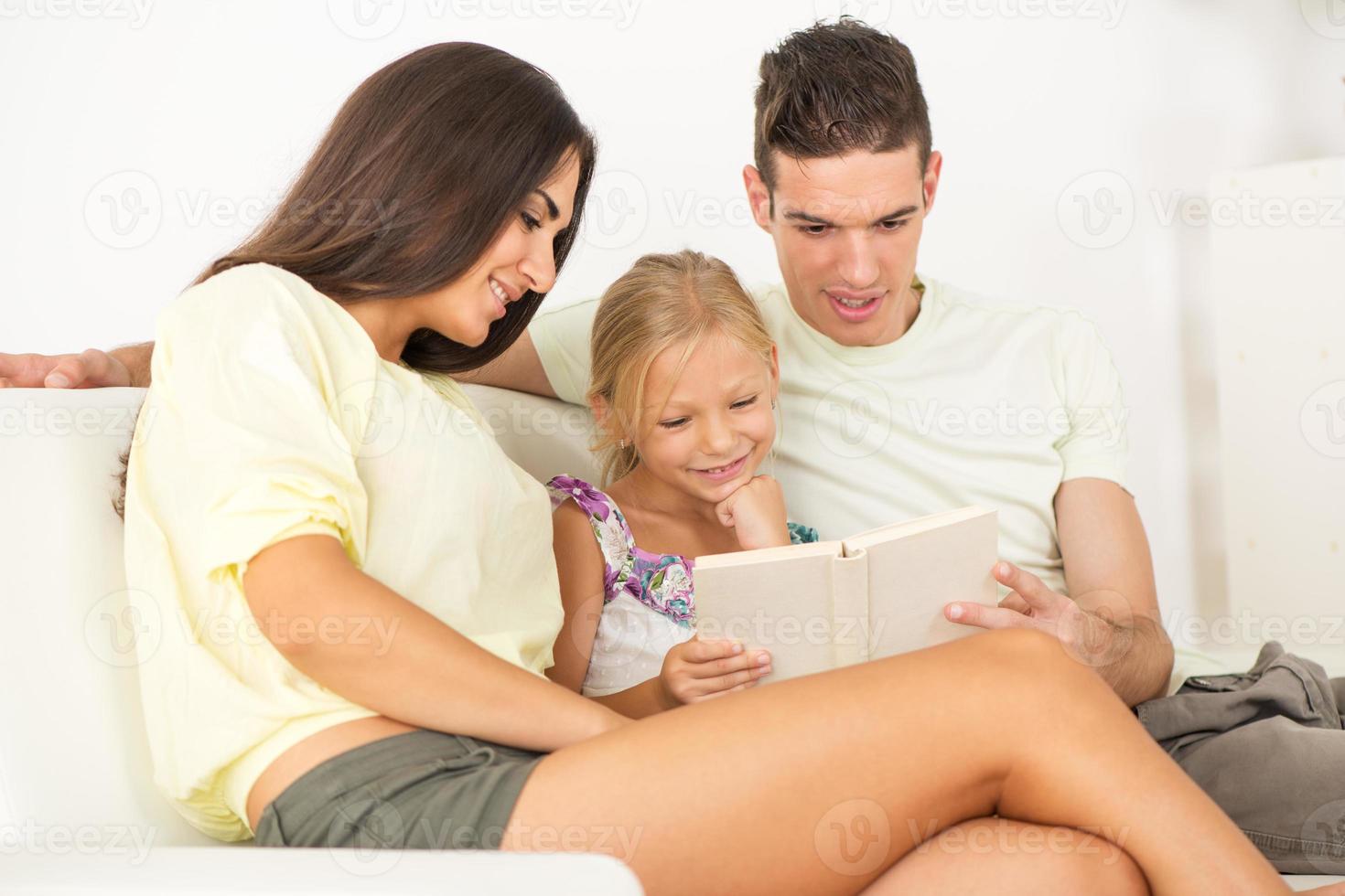 familia feliz en casa foto