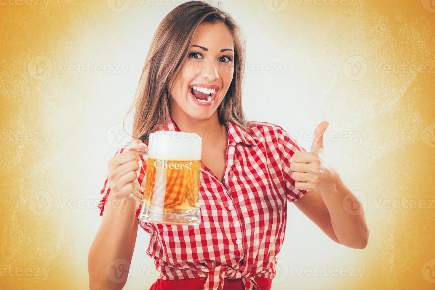 chica con cerveza foto