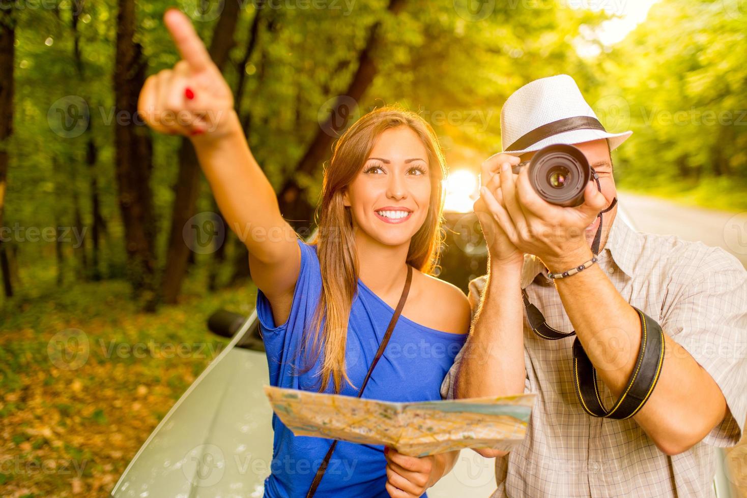 pareja feliz de viaje foto