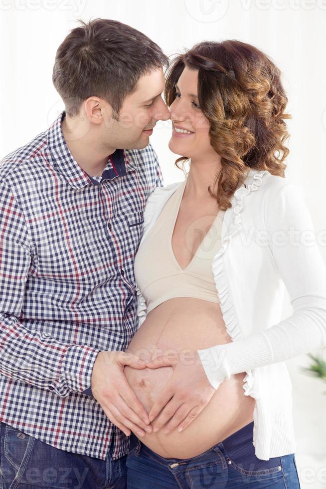 feliz pareja esperando un nuevo bebé foto