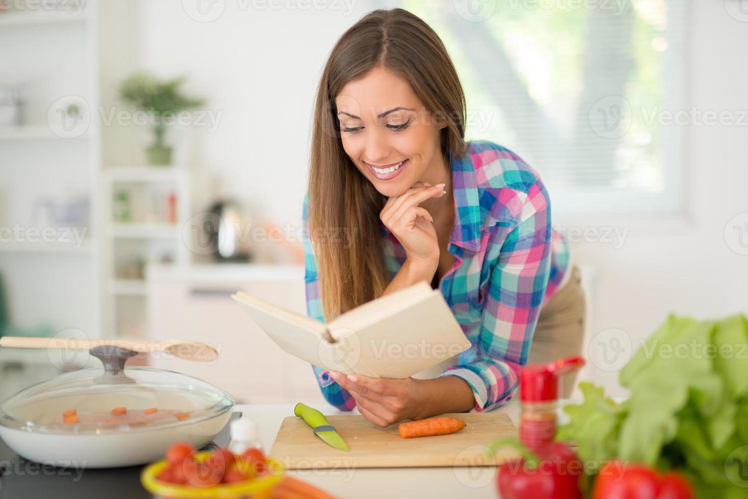 mujer joven de cocina foto