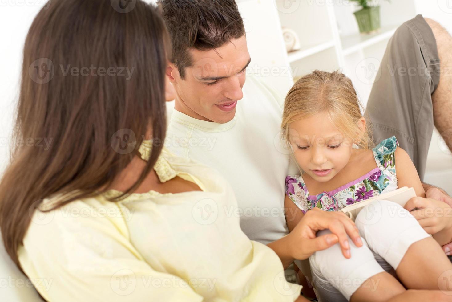 familia feliz en casa foto