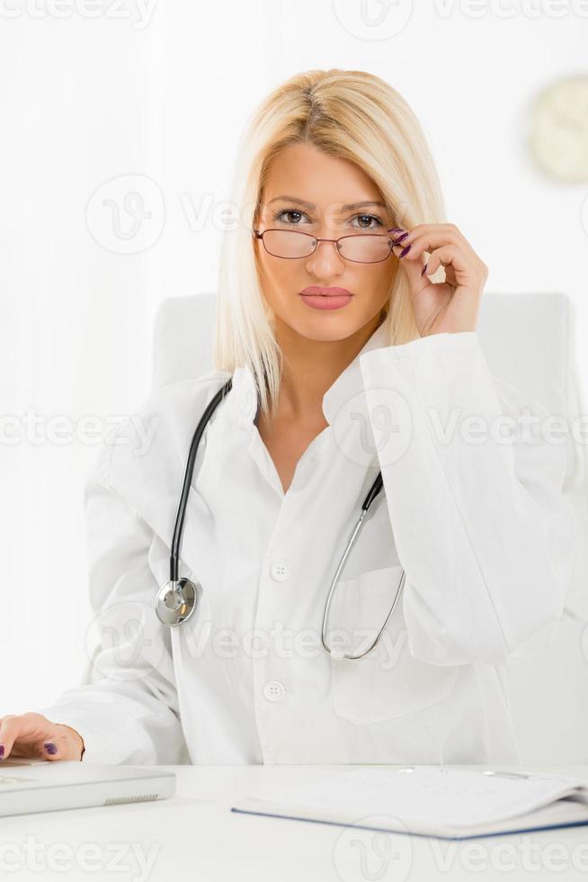 doctora rubia atractiva foto