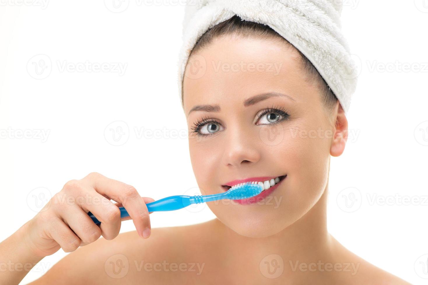 mujer cepillarse los dientes foto