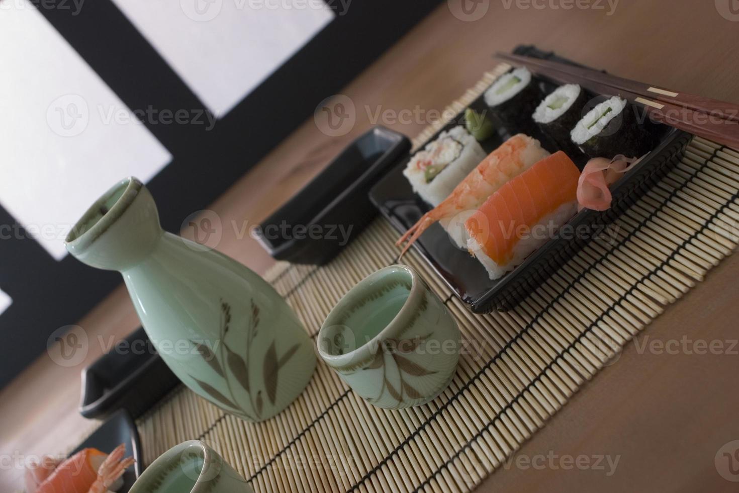 una comida de sushi foto