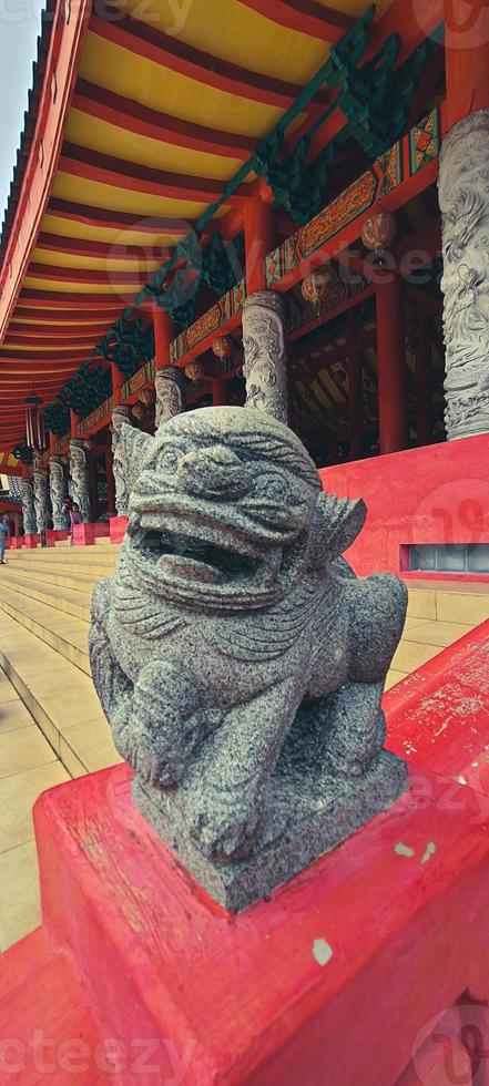 una foto de una pequeña estatua de dragón hecha de piedra en el templo sam poo kong semarang.