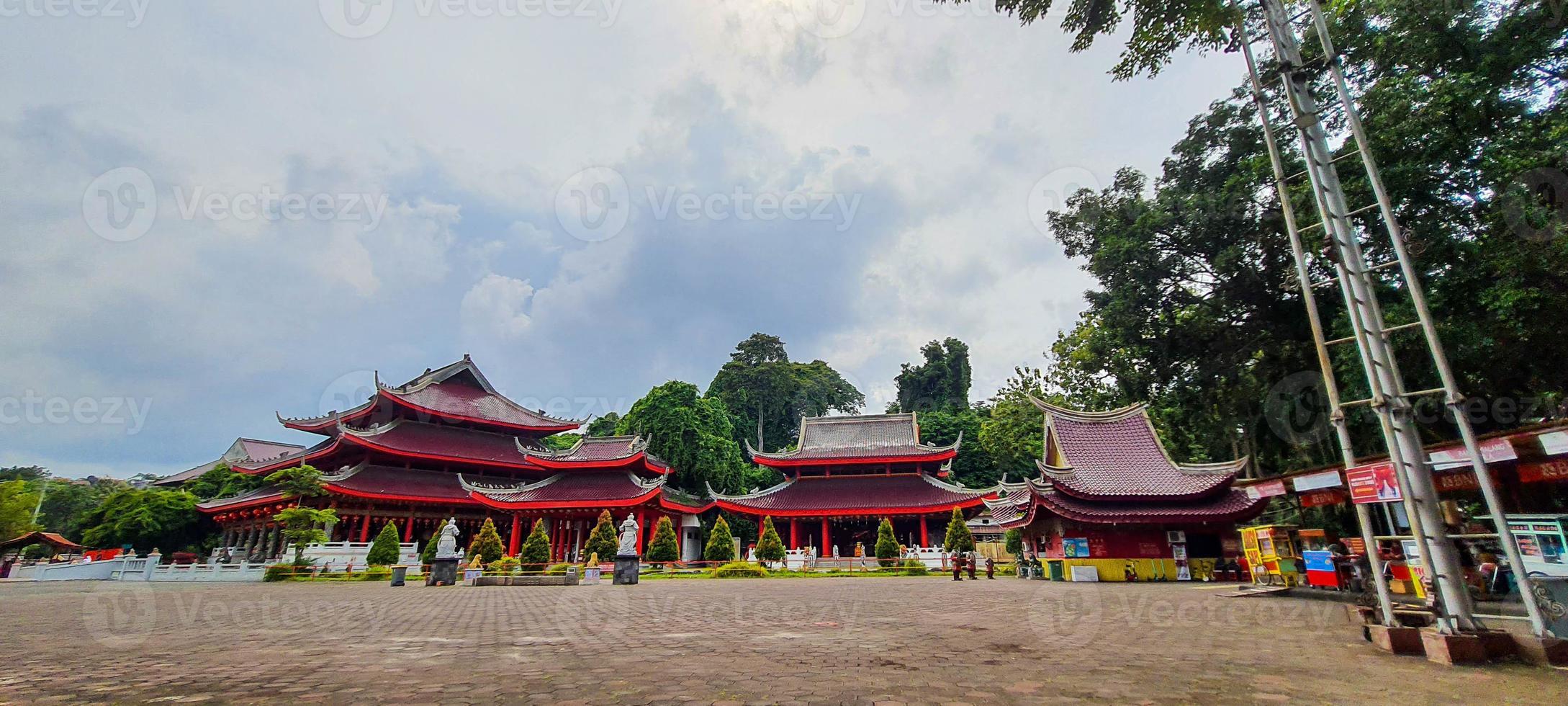 This is a photo of the roof of the Sam Poo Kong temple in Semarang.
