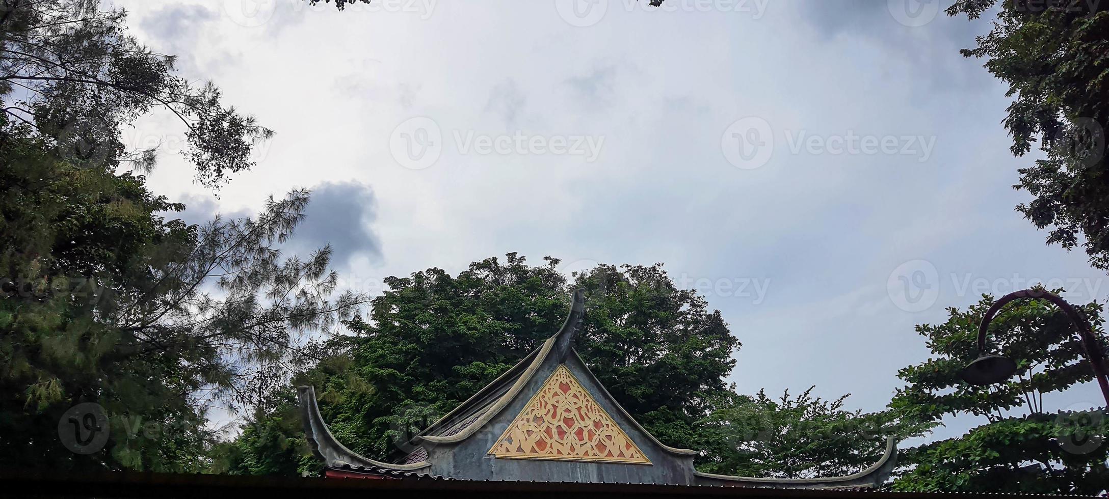 esta es una foto del techo del templo sam poo kong en semarang.