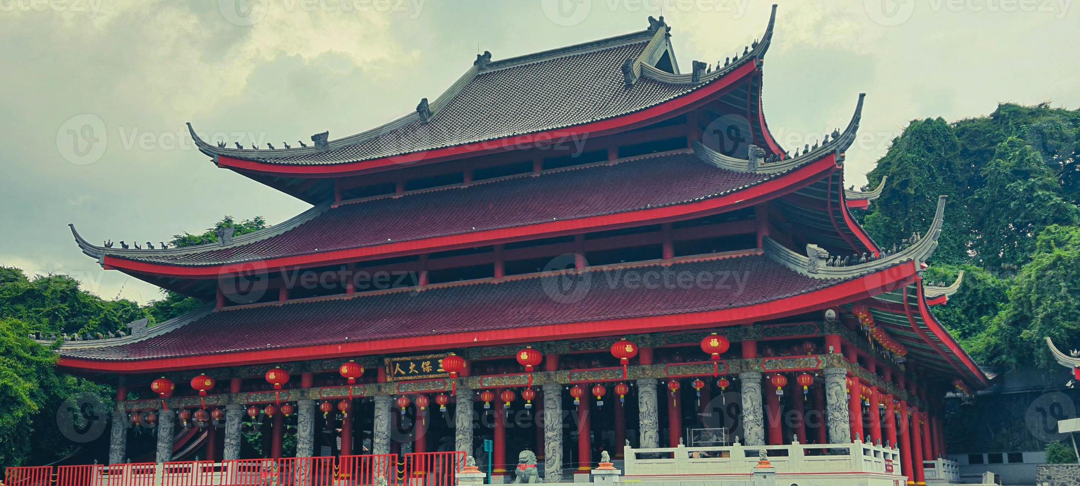 This is a photo of the roof of the Sam Poo Kong temple in Semarang.