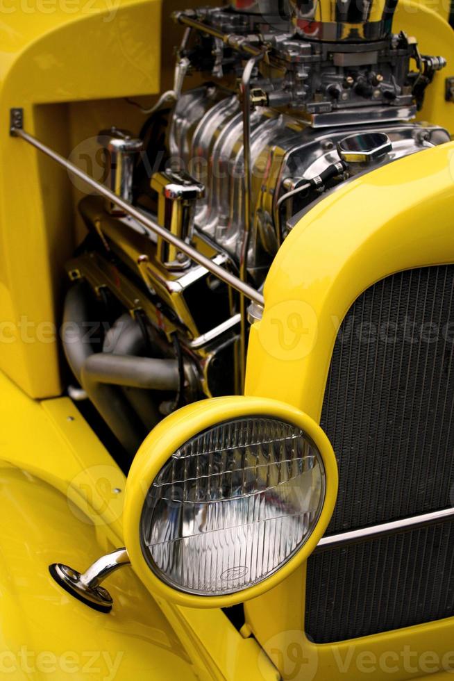 coche vintage amarillo en el salón del automóvil foto