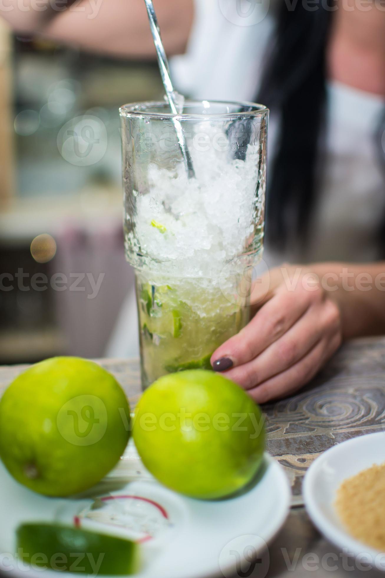 How to Make the Best Cocktail Ice - Moody Mixologist