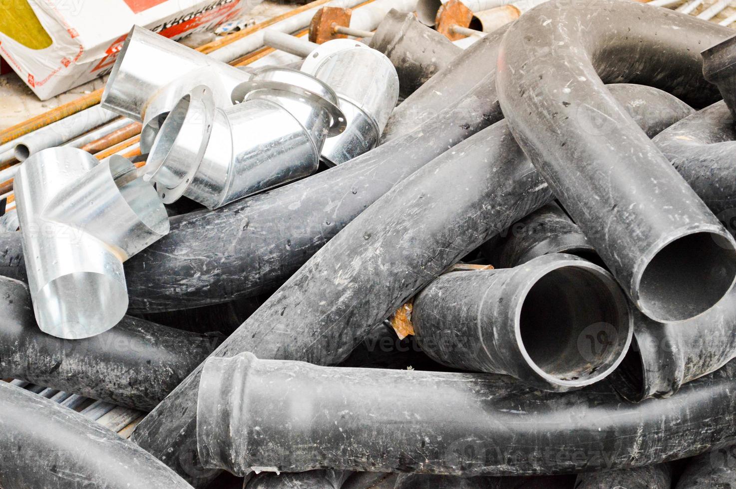 grandes tuberías de plástico negro para alcantarillado para la construcción de tuberías de agua o alcantarillado en un lugar de construcción durante la reparación. fondo, textura foto