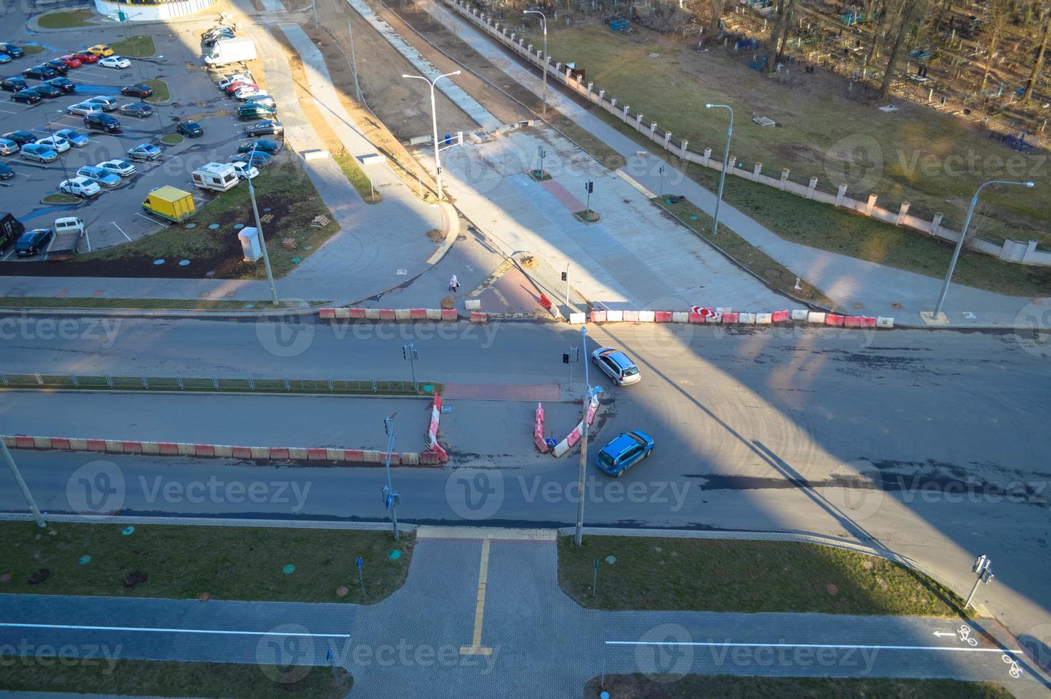 vista de una nueva carretera de asfalto recién construida con vallas protectoras con conos de construcción de plástico en una gran ciudad de una metrópolis foto