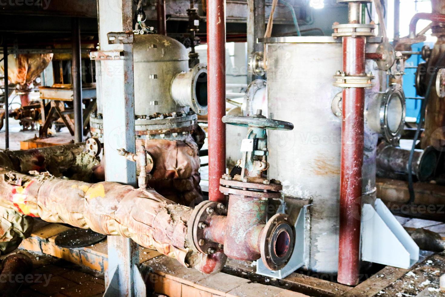 reparación de equipos de proceso químico de tuberías, bombas, tanques, intercambiadores de calor, bridas y válvulas en la industria química, petroquímica, refinería foto