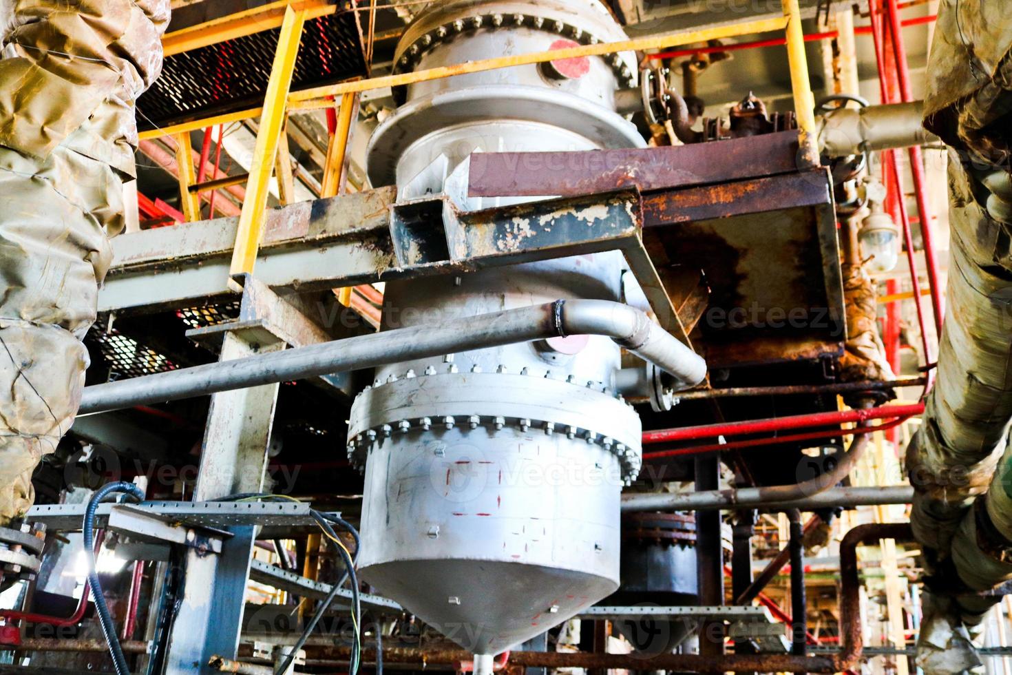 reparación de equipos de proceso químico de tuberías, bombas, tanques, intercambiadores de calor, bridas y válvulas en la industria química, petroquímica, refinería foto