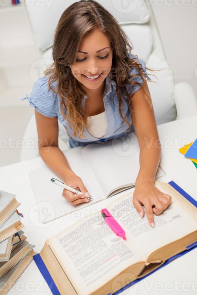 estudiante niña aprendiendo foto