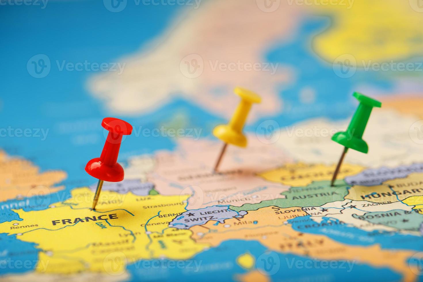On the map of Europe, the colored buttons indicate the location and coordinates of the destination photo