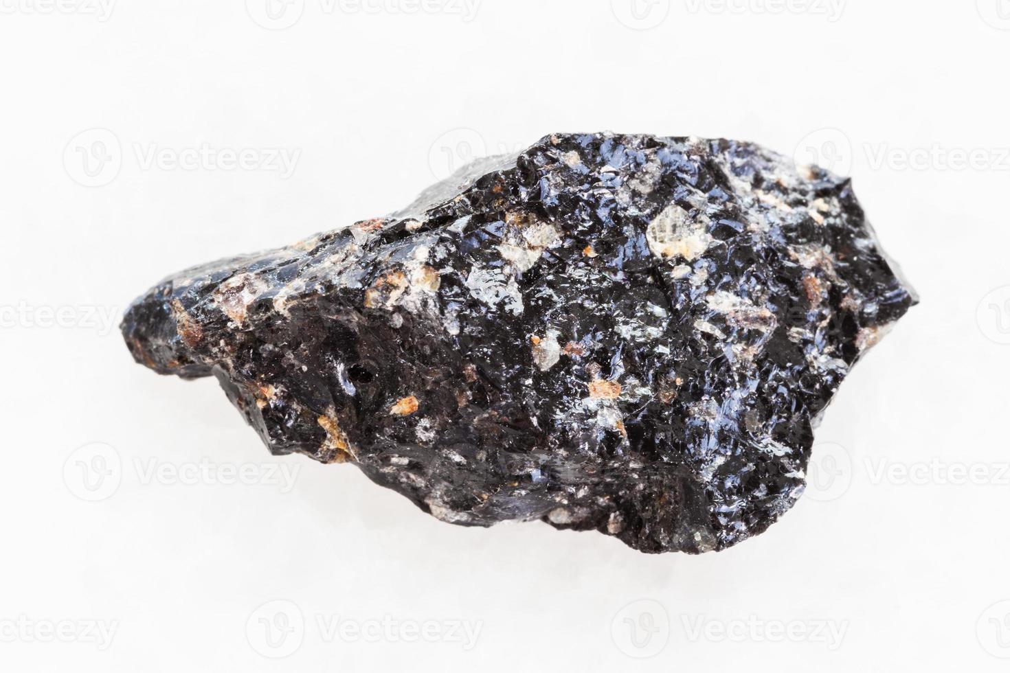 piedra de vidrio volcánico de obsidiana áspera en blanco foto