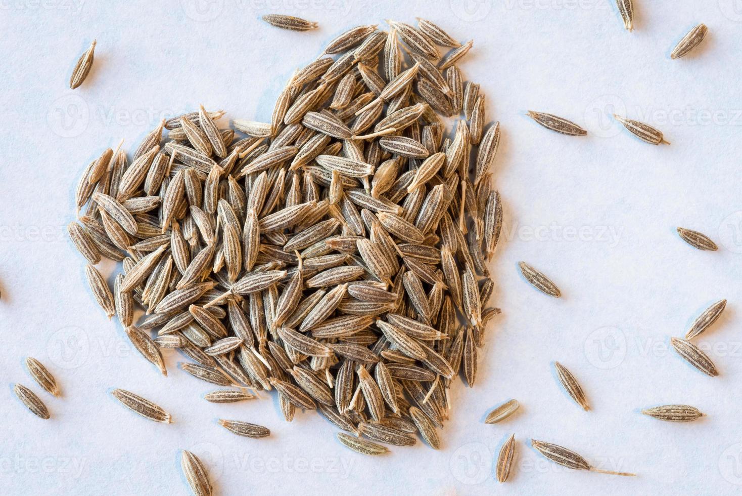 semillas de comino en forma de corazón foto