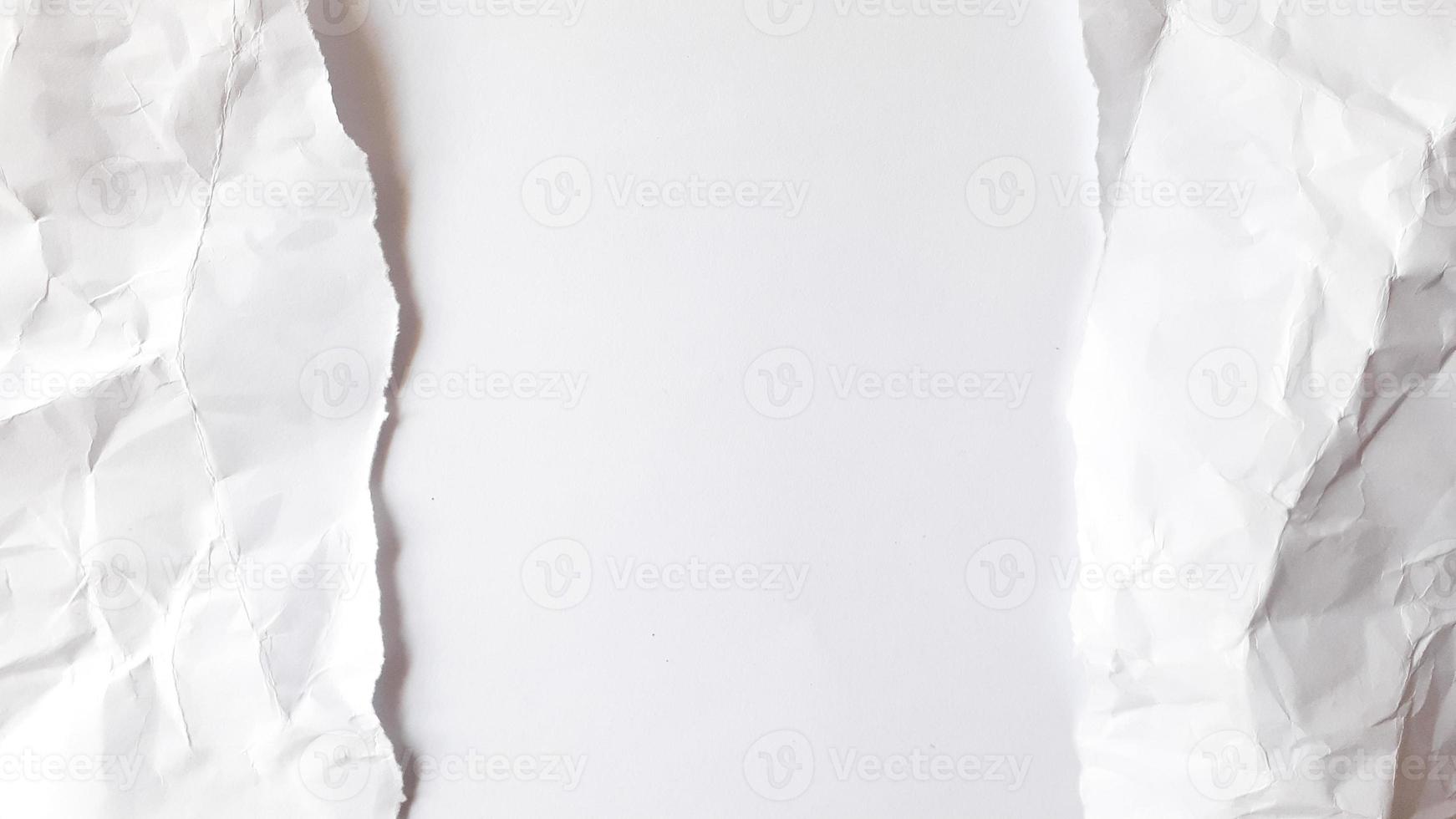 papel rasgado sobre fondo blanco con trazado de recorte. foto