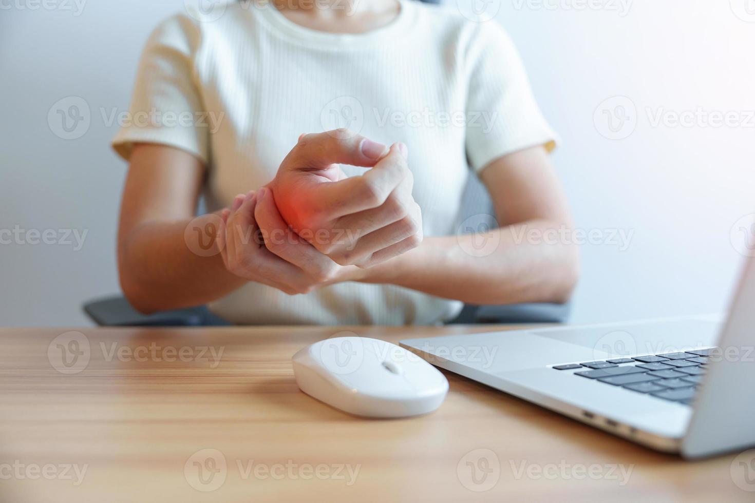 mujer que tiene dolor en la muñeca cuando usa el mouse durante mucho tiempo en el lugar de trabajo. tenosinovitis de de quervain, ergonomía, síndrome del túnel carpiano o concepto de síndrome de oficina foto