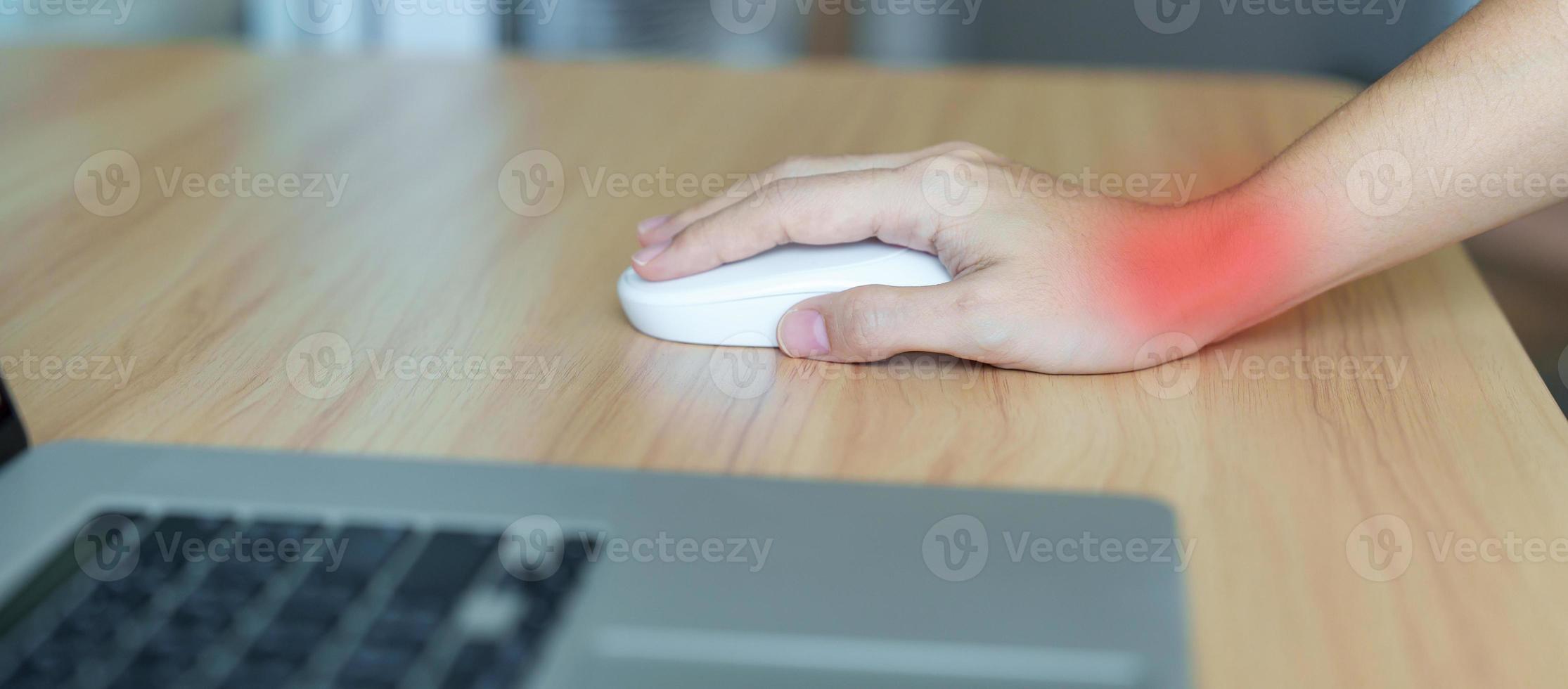 mujer que tiene dolor en la muñeca cuando usa el mouse durante mucho tiempo en el lugar de trabajo. tenosinovitis de de quervain, ergonomía, síndrome del túnel carpiano o concepto de síndrome de oficina foto